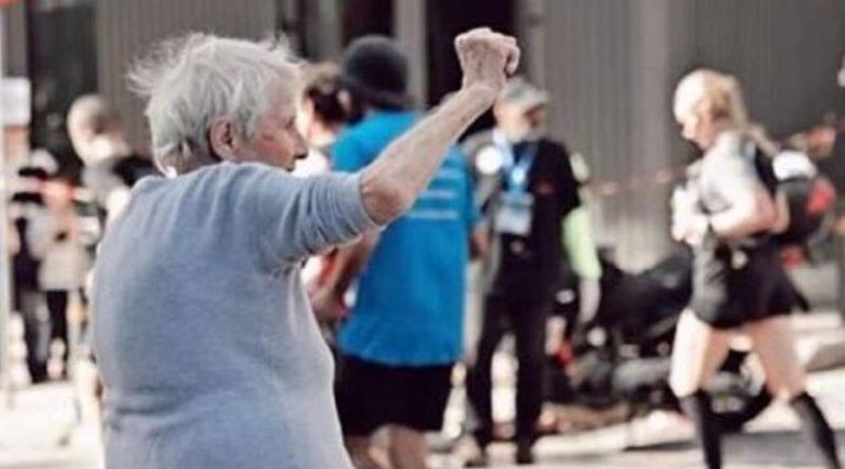 Αυθεντικός Μαραθώνιος: Η συγκλονιστική ιστορία πίσω από την 88χρονη γιαγιά που έγινε Viral