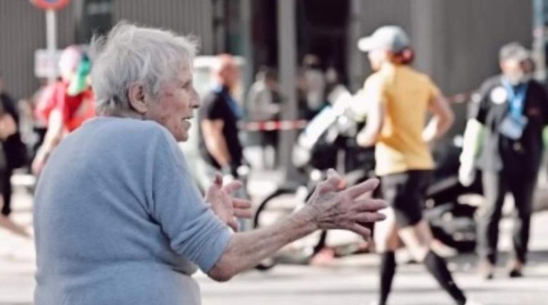 Η τραγική ιστορία πίσω από την 88χρονη γιαγιά που έγινε Viral στο Μαραθώνιο της Αθήνας