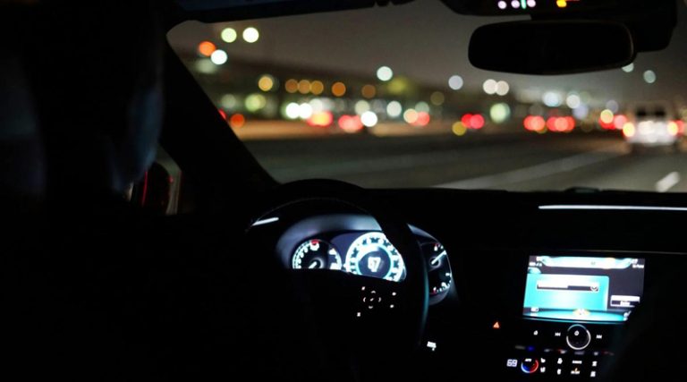 Τέλος η οδήγηση τη νύχτα – Ποιοι δεν θα μπορούν να κάθονται πίσω από το τιμόνι