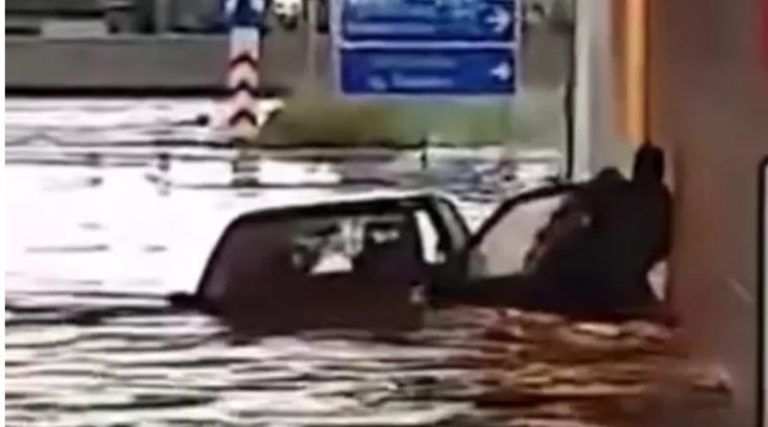 Γυναίκα κινδύνεψε να πνιγεί σε πλημμυρισμένη γέφυρα στην Πάτρα – Την έσωσε άλλος οδηγός!