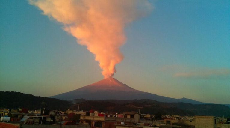 Εκρήγνυται το ηφαίστειο Ποποκατεπέτλ στο Μεξικό – Ορατή από το διάστημα η έκρηξη