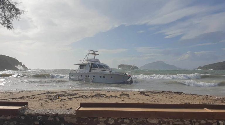 Συναγερμός στο Λιμεναρχείο Λαυρίου για προσάραξη σκάφους σε παραλία στο Σούνιο (φωτό)