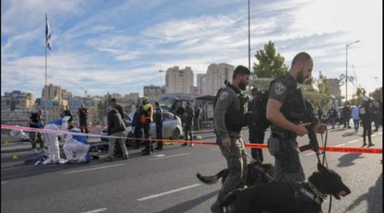 Πυροβολισμοί σε στάση λεωφορείου στο Ισραήλ – Νεκροί μια γυναίκα και οι δύο δράστες