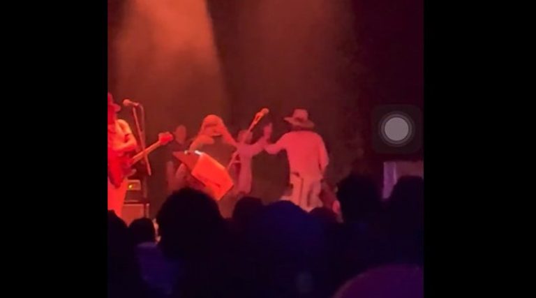 Συγκρότημα πλακώθηκε στο ξύλο πάνω στη σκηνή την ώρα της συναυλίας! (βίντεο)