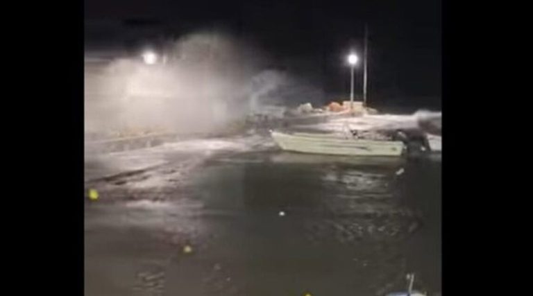 Ισχυροί άνεμοι 11 μποφόρ στη Σύρο – Η θάλασσα βγήκε στη στεριά στην παραλία του Γαλησσά (βίντεο)