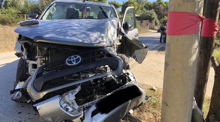 Σφοδρή σύγκρουση δύο αυτοκινήτων στην Αρίωνος – Μία τραυματίας (φωτό)