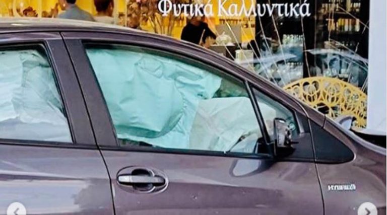 Αυτοκίνητο που οδηγούσε ηλικιωμένη “καρφώθηκε” σε κατάστημα της  Δήμητρας Κατσαφάδου! (φωτό)