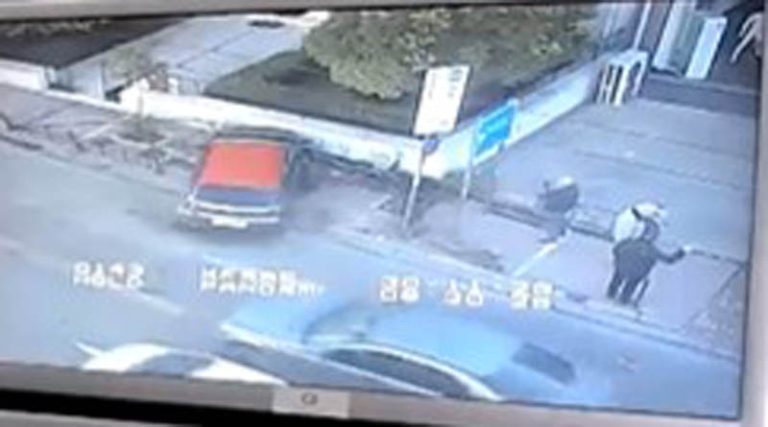 Αυτοκίνητο συγκρούστηκε με λεωφορείο και κατέληξε σε μάντρα! (φωτό & βίντεο)