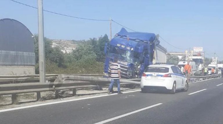Οι πρώτες εικόνες από το τροχαίο με φορτηγό και μηχανή στη Λ. Βάρης – Κορωπίου (φωτό)