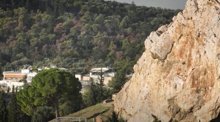 Παιχνίδι της φύσης ή ανεξερεύνητο μυστήριο το προφίλ ενός άντρα λαξευμένο στο βράχο της Ακρόπολης; (βίντεο)
