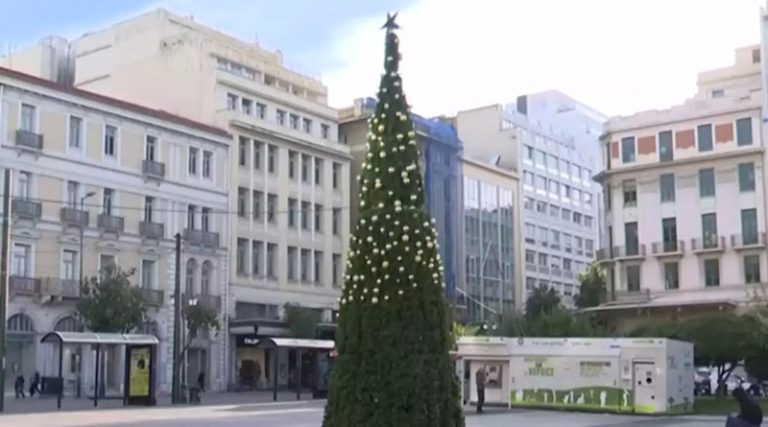 Γιατί «κάνουν φτερά» οι μπάλες από τα Χριστουγεννιάτικα δέντρα στην Αθήνα