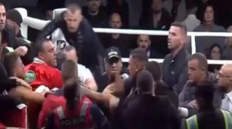 Χαμός σε αγώνα πυγμαχίας: Θεατές μπούκαραν στο ρινγκ και πλάκωσαν μποξέρ! (βίντεο)