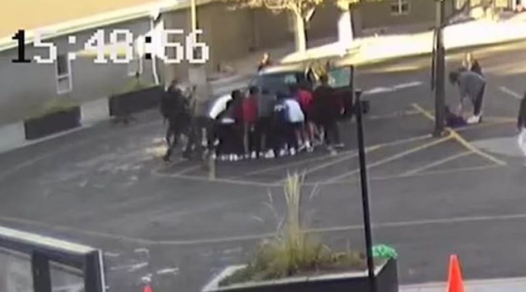 Μαθητές σηκώνουν στον αέρα αυτοκίνητο για να απεγκλωβίσουν μητέρα και γιο (συγκλονιστικό βίντεο)