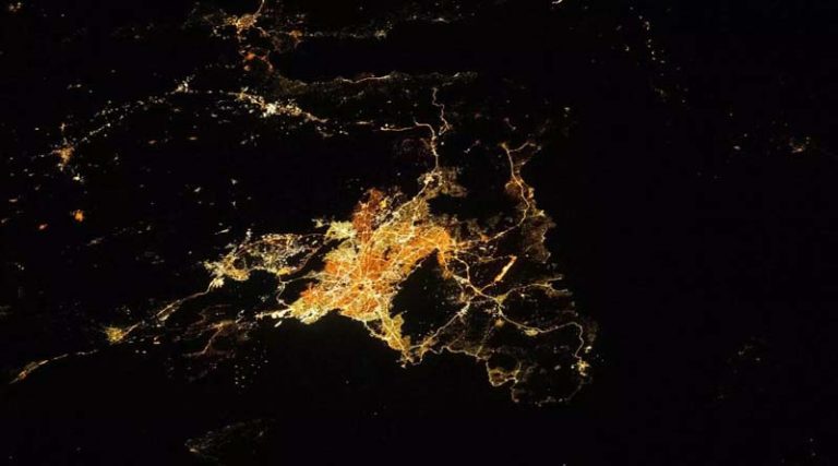 Η νυχτερινή Αθήνα από το διάστημα – Η εντυπωσιακή φωτογραφία ενός αστροναύτη