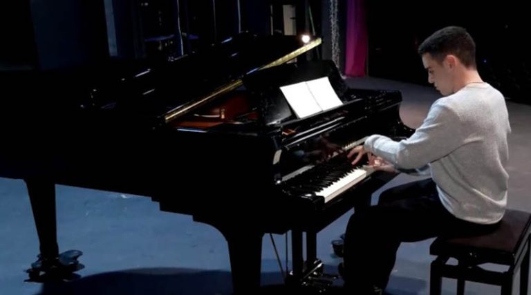 Δανιήλ Κολανιάν: Ο 15χρονος βραβευμένος πιανίστας του 1ου Λυκείου Γέρακα! (βίντεο)