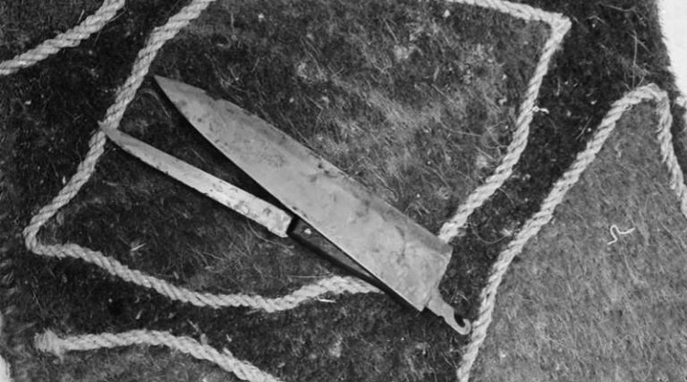 Έγκλημα στα Καλύβια: Με αυτά τα μαχαίρια σκότωσε τον πατέρα του ο 16χρονος