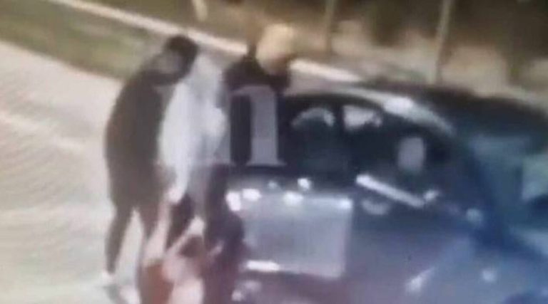 Σοκαριστικό βίντεο: Άγρια επίθεση σε γυναίκα στα διόδια Αιγίου – Την τραβούσαν στο αυτοκίνητο!