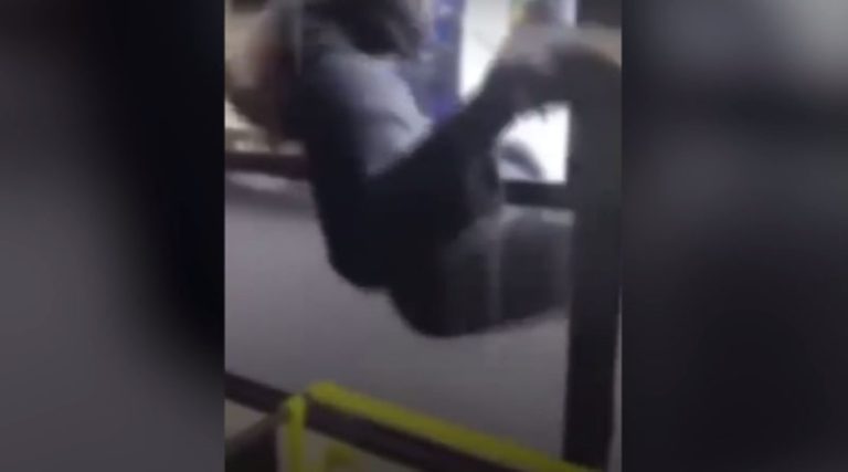 Απίστευτο περιστατικό: Επιβάτιδα πήδηξε από παράθυρο λεωφορείου για να αποφύγει έλεγχο! (βίντεο)