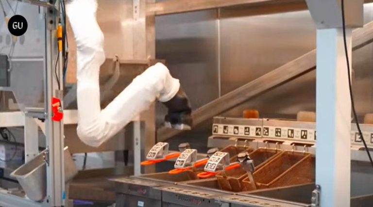 Ανοίγει το πρώτο εστιατόριο στο οποίο δουλεύουν μόνο ρομπότ! (βίντεο)