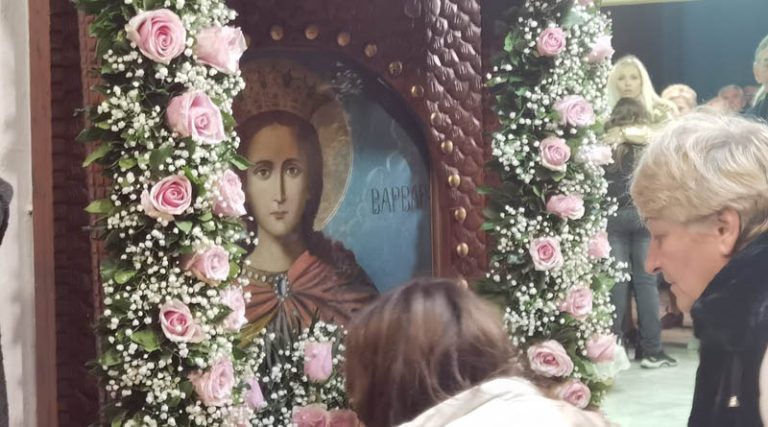 Ραφήνα: Πλήθος πιστών στους εορτασμούς για την Αγία Βαρβάρα στη Διασταύρωση (φωτό)