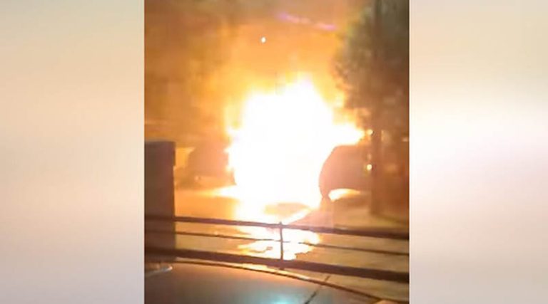 Στις φλόγες 3 αυτοκίνητα  στα Βριλήσσια (φωτό & βίντεο)