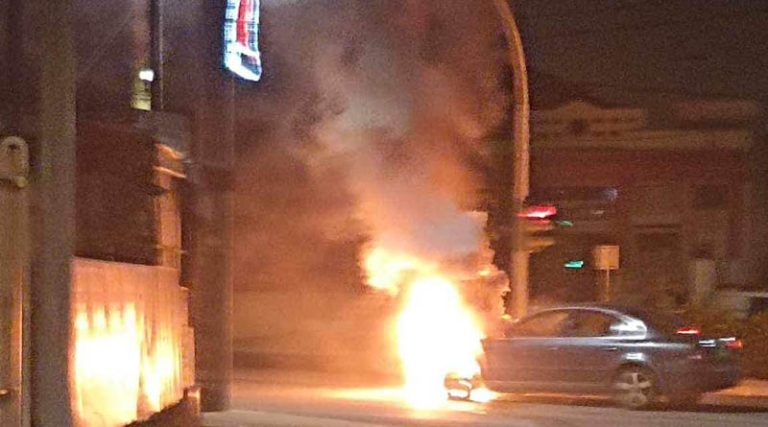Πανικός στην Αρτέμιδα: Αυτοκίνητο τυλίχθηκε στις φλόγες! (φωτό & βίντεο)
