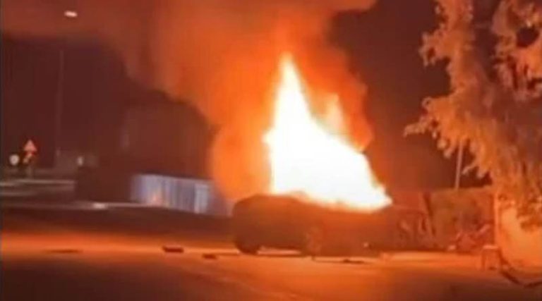 Αυτοκίνητο τυλίχθηκε στις φλόγες μετά από τροχαίο – Τραυματίστηκε ο οδηγός! (φωτό & βίντεο)