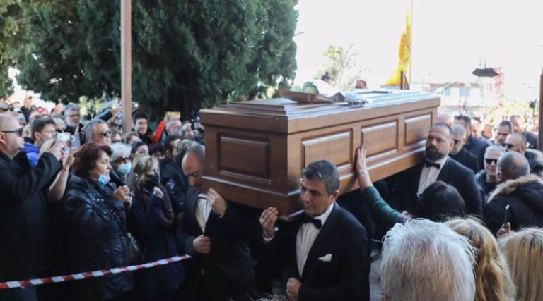 Βασίλης Καρράς: Βαθιά υπόκλιση στον λαϊκό τραγουδιστή – Λαοθάλασσα στην ταφή του στο Κοκκινοχώρι