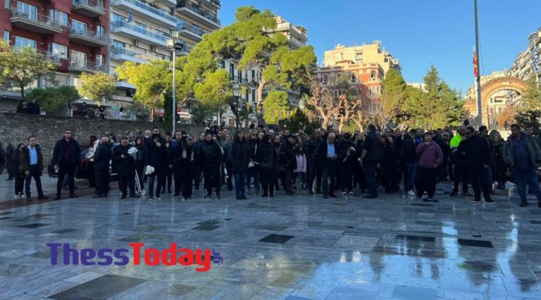 Βασίλης Καρράς:  Πλήθος κόσμου στο λαϊκό προσκύνημα στη Θεσσαλονίκη (φωτό)