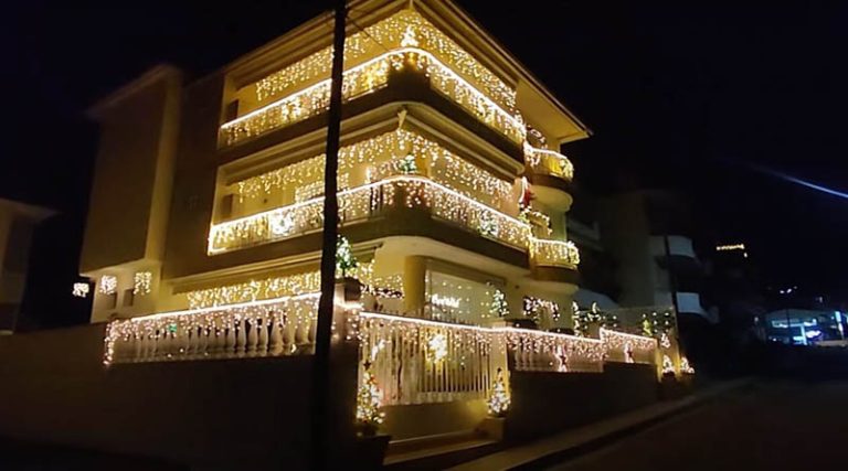 Το διώροφο σπίτι που έχει γίνει ο ορισμός των Χριστουγέννων (βίντεο)