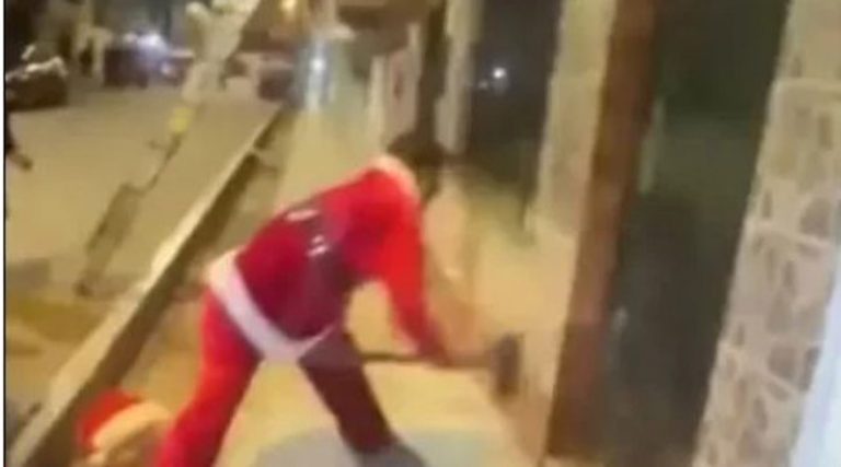 Αστυνομικός ντυμένος Άγιος Βασίλης έκανε έφοδο σε σπίτι εμπόρων ναρκωτικών! (βίντεο)