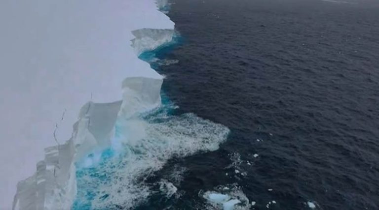 Κάμερα κατέγραψε την πορεία του μεγαλύτερου παγόβουνου στον κόσμο! (βίντεο)