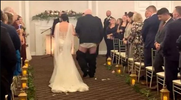 Του έπεσε το παντελόνι την ώρα που πάντρευε την κόρη του! (φωτό & βίντεο)