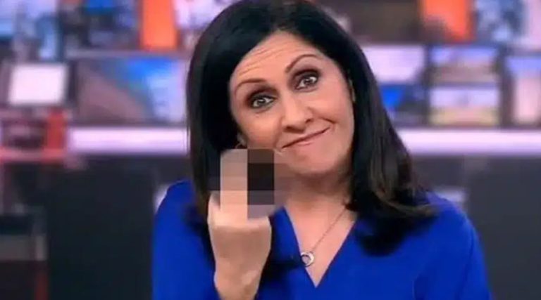 Viral η παρουσιάστρια του BBC που βγήκε στον «αέρα» με υψωμένο το μεσαίο της δάχτυλο