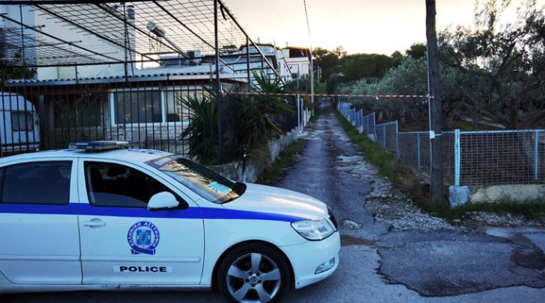 Έγκλημα στα Καλύβια: «Μας κακοποιούσε χρόνια» είπε ο 16χρονος που σκότωσε τον πατέρα του με 20 μαχαιριές σε αυτό το σπίτι