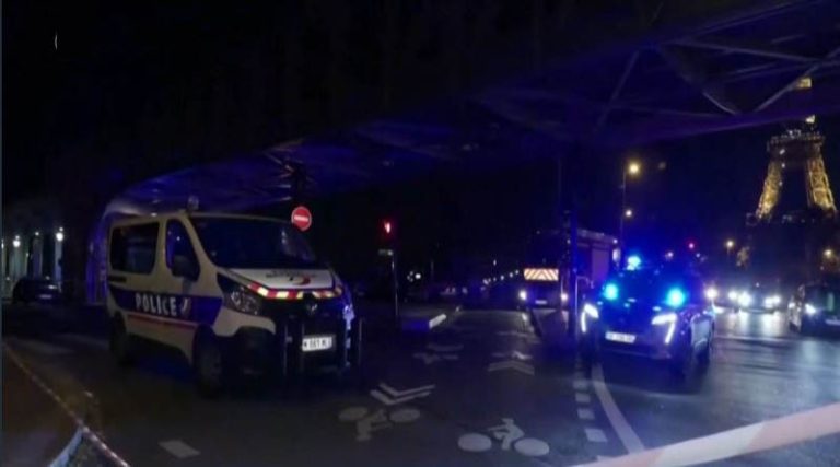 Ένας νεκρός από την επίθεση με μαχαίρι στο κέντρο του Παρισιού – Ο δράστης φώναζε «Αλλαχού Άκμπαρ»