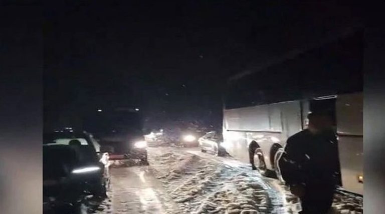 Τεράστια ταλαιπωρία για 100 Θεσσαλονικείς: Κόλλησαν στον δρόμο για Βιέννη λόγω χιονοθύελλας – Απεγκλωβίστηκαν μετά από 17 ώρες!