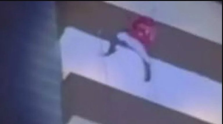 Σοκαριστικό δυστύχημα: Πατέρας ντυμένος Άγιος Βασίλης έπεσε στο κενό προσπαθώντας να κατέβει από τον 24 όροφο!