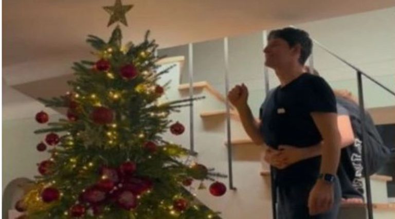 Σάκης Ρουβάς: Το Χριστουγεννιάτικο δέντρο υπερπαραγωγή στο σπίτι του στο Νέο Βουτζά (φωτό & βίντεο)