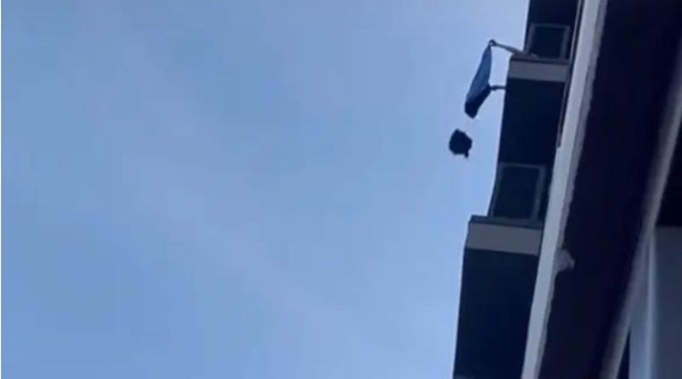 Έπιασε τον σύντροφό της στα πράσα και άρχισε να πετάει πράγματα από το μπαλκόνι του 6ου ορόφου! (φωτό & βίντεο)