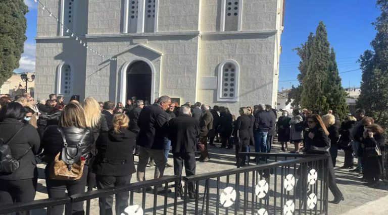 Ράγισαν καρδιές στην κηδεία της 43χρονης Γεωργίας που δολοφόνησε ο 71χρονος