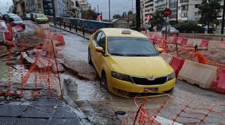 Καιρός: Βροχές και καταιγίδες από τα ξημερώματα στην Αττική – Υποχώρησε το οδόστρωμα και «κατάπιε» ταξί – Ποιοι δρόμοι έκλεισαν