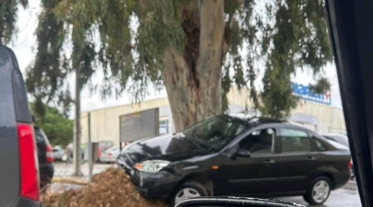Αρτέμιδα: Τροχαίο στη Λ. Βραυρώνος – Αυτοκίνητο έπεσε πάνω σε δέντρο! (φωτό)