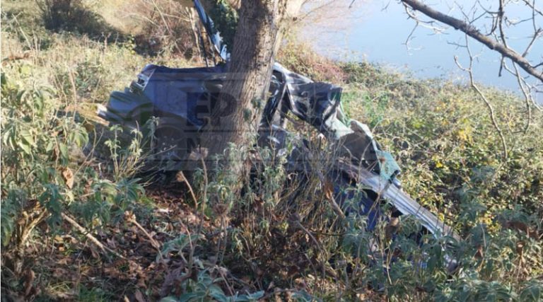 Τραγωδία: Νεκρός 21χρονος σε τροχαίο – “Καρφώθηκε”  πάνω σε δέντρο! (φωτό)