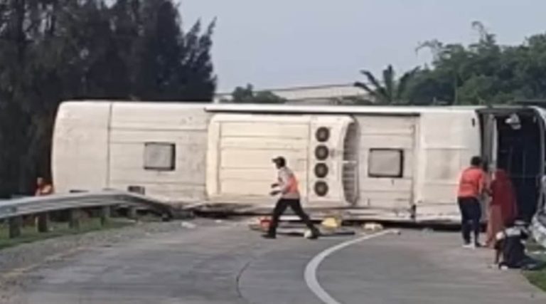 Τραγωδία με 12 νεκροί και 7 τραυματίες σε τροχαίο με λεωφορείο στην Ινδονησία!