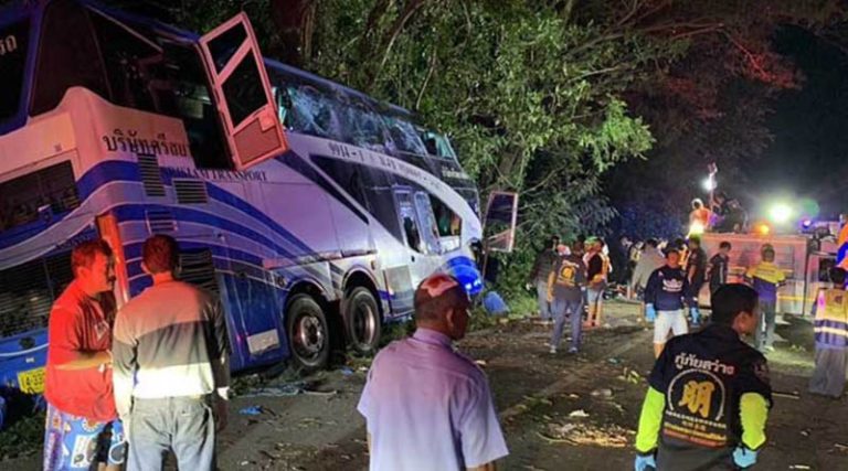 Φρικτό τροχαίο με λεωφορείο: Έπεσε σε δέντρο και κόπηκε στα δύο – Τουλάχιστον 14 νεκροί και 32 τραυματίες