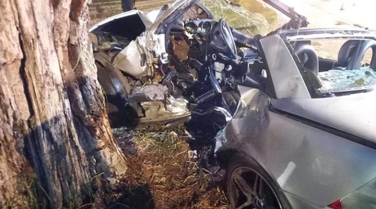 Πολυτελές αυτοκίνητο καρφώθηκε σε δέντρο στη Λ. Ποσειδώνος – Από θαύμα  γλίτωσε ο 49χρονος οδηγός! (φωτό & βίντεο)