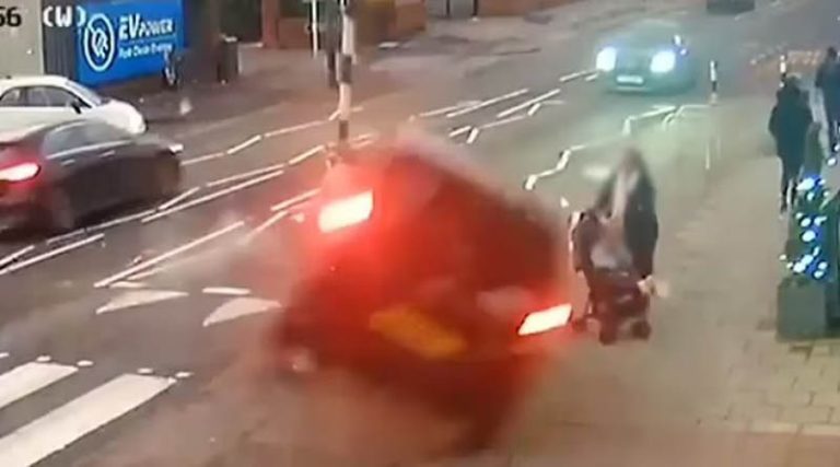 Σοκαριστικό τροχαίο: Αυτοκίνητο τούμπαρε στα πόδια μητέρας και του δύο ετών παιδί της! (βίντεο)