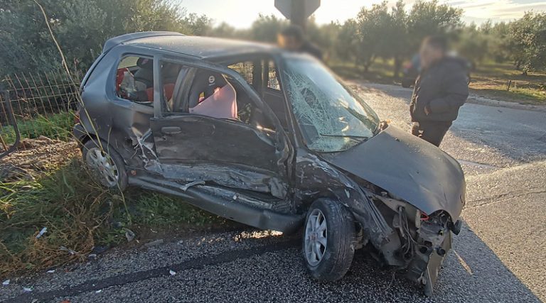 Σφοδρή σύγκρουση αυτοκινήτων στον δρόμο από τα Σπάτα προς την Παιανία! (φωτό)