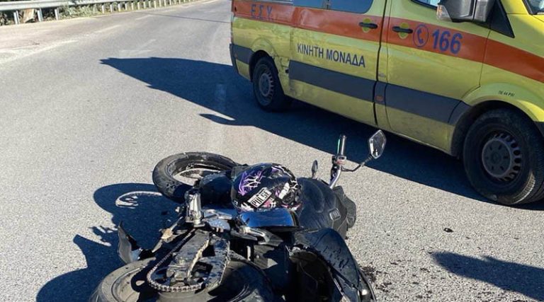 Τροχαίο στη Λ. Σπάτων Αρτέμιδος: Μηχανή συγκρούστηκε με αυτοκίνητο – Μία τραυματίας! (φωτό)